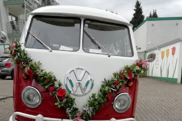 Auch den Hochzeitswagen schmücken wir für Ihren Anlass