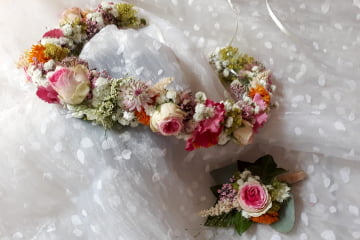 Kopfschmuck für eine blumenverzauberte Hochzeit