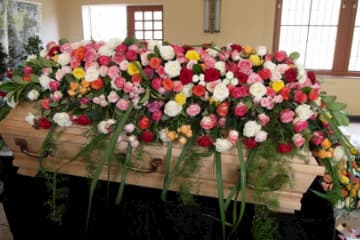 Liebevolle Sargauflagen für Ihren Trauerfall